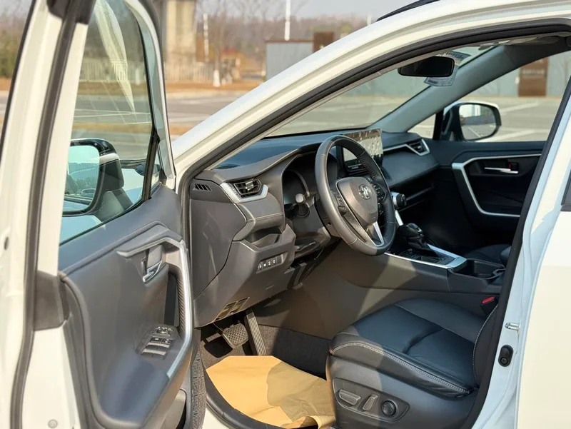 Toyota RAV4 2023 2.0L CVT Dos tracciones 20 Edición de aniversario de platino interior foto 20 Toyota RAV4 2023 2.0L CVT Dos tracciones 20 Edición de aniversario de platino interior foto 20