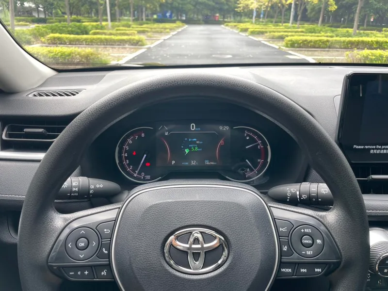 Toyota RAV4 2023 2.0L CVT Two-Drive Fashion Edition interior photo 16 Toyota RAV4 2023 2.0L CVT Two-Drive Fashion Edition interior photo 16