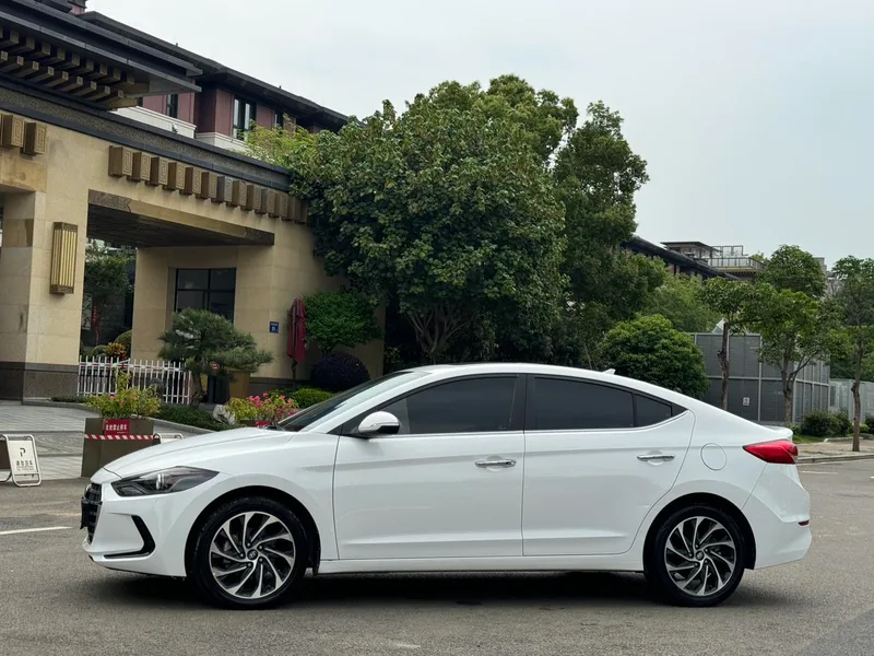 Hyundai Elantra Lingdong 2020 1.5L CVT Smart Display Elite-type interior photo 13 Hyundai Elantra Lingdong 2020 1.5L CVT Smart Display Elite-type interior photo 13