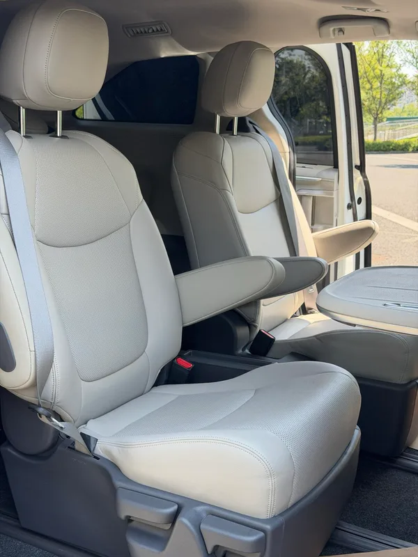 Toyota Sienna 2021 2.5L Hybride Version confortable intérieur photo 17 Toyota Sienna 2021 2.5L Hybride Version confortable intérieur photo 17