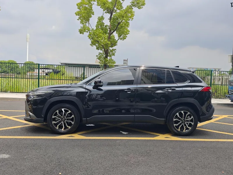 Toyota Frontlander 2023 2.0L CVT Edición de lujo exterior foto 3 Toyota Frontlander 2023 2.0L CVT Edición de lujo exterior foto 3