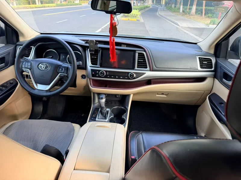 Toyota Highlander 2017 2.0T Two-wheel drive luxury edition 7 seat interior photo 12 Toyota Highlander 2017 2.0T Two-wheel drive luxury edition 7 seat interior photo 12