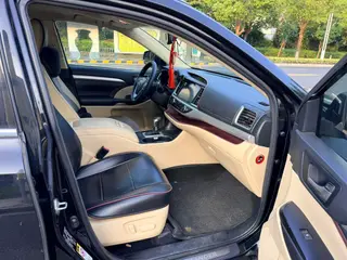 Toyota Highlander 2017 2.0T Two-wheel drive luxury edition 7 seat interior photo 15 Toyota Highlander 2017 2.0T Two-wheel drive luxury edition 7 seat interior photo 15