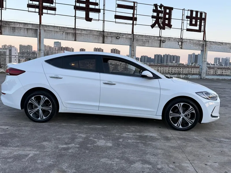 Hyundai Elantra Lingdong 2018 1.4T Двойное сцепление Живой тип экстерьер фото 4 Hyundai Elantra Lingdong 2018 1.4T Двойное сцепление Живой тип экстерьер фото 4