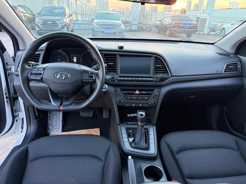 Hyundai Elantra Lingdong 2018 1.4T Двойное сцепление Живой тип экстерьер фото 9 Hyundai Elantra Lingdong 2018 1.4T Двойное сцепление Живой тип экстерьер фото 9