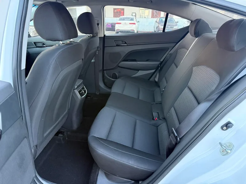 Hyundai Elantra Lingdong 2018 1.4T Двойное сцепление Живой тип интерьер фото 10 Hyundai Elantra Lingdong 2018 1.4T Двойное сцепление Живой тип интерьер фото 10
