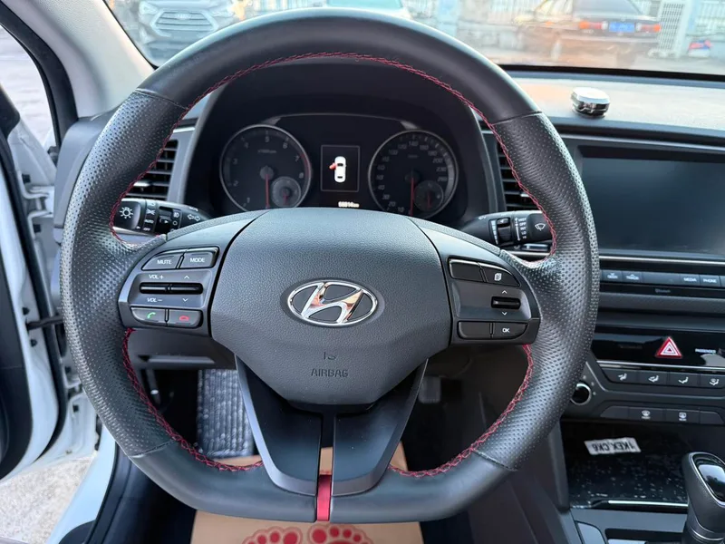 Hyundai Elantra Lingdong 2018 1.4T Двойное сцепление Живой тип интерьер фото 11 Hyundai Elantra Lingdong 2018 1.4T Двойное сцепление Живой тип интерьер фото 11