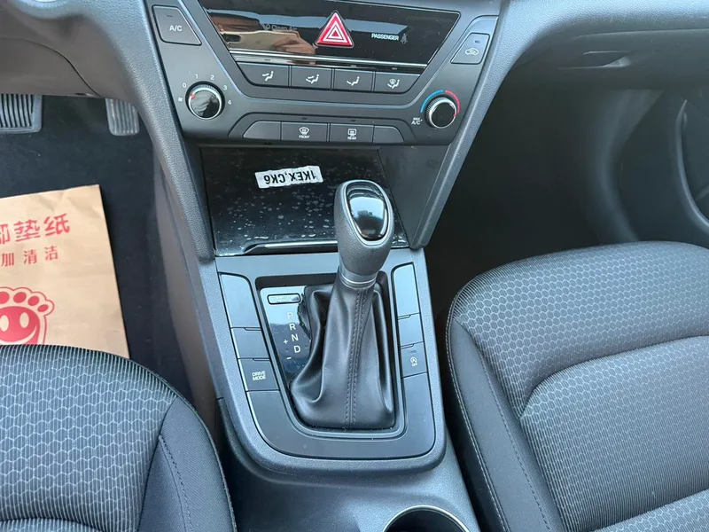 Hyundai Elantra Lingdong 2018 1.4T Двойное сцепление Живой тип интерьер фото 13 Hyundai Elantra Lingdong 2018 1.4T Двойное сцепление Живой тип интерьер фото 13