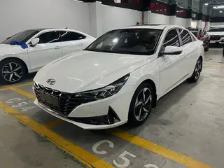 Hyundai Elantra 2022 1.5L CVT LUX Премиум-версия