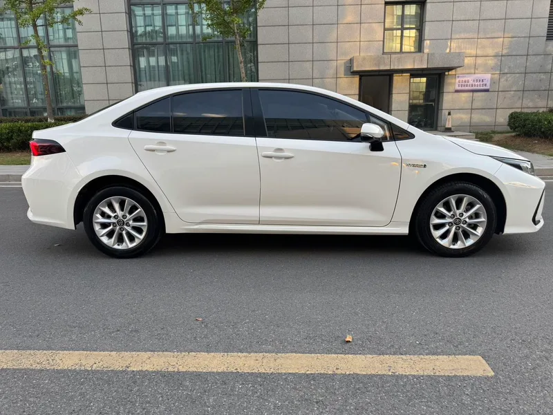 Toyota Corolla 2021 Double moteur 1.8L E-CVT Version d'élite extérieur photo 4 Toyota Corolla 2021 Double moteur 1.8L E-CVT Version d'élite extérieur photo 4