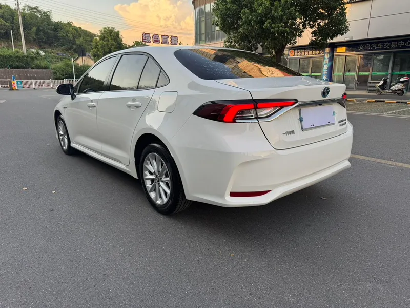 Toyota Corolla 2021 Double moteur 1.8L E-CVT Version d'élite extérieur photo 7 Toyota Corolla 2021 Double moteur 1.8L E-CVT Version d'élite extérieur photo 7