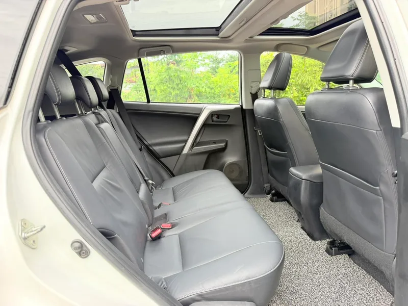 Toyota RAV4 2018 2.5L Automatic four-wheel drive elite i version interior photo 13 Toyota RAV4 2018 2.5L Automatic four-wheel drive elite i version interior photo 13