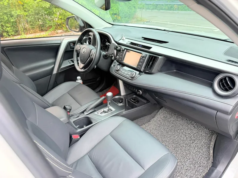 Toyota RAV4 2018 2.5L Automatic four-wheel drive elite i version interior photo 14 Toyota RAV4 2018 2.5L Automatic four-wheel drive elite i version interior photo 14