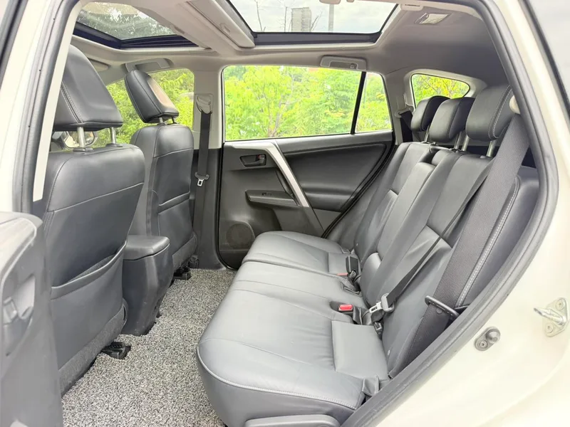 Toyota RAV4 2018 2.5L Automatic four-wheel drive elite i version interior photo 16 Toyota RAV4 2018 2.5L Automatic four-wheel drive elite i version interior photo 16