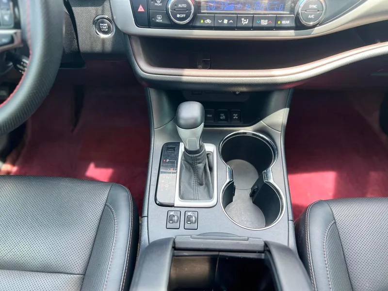 Toyota Highlander 2021 2.0T Four-wheel drive deluxe edition 7 seat interior photo 18 Toyota Highlander 2021 2.0T Four-wheel drive deluxe edition 7 seat interior photo 18