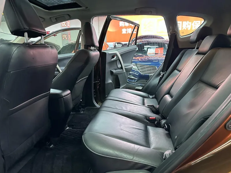 Toyota RAV4 2013 2.0L CVT Four-wheel drive new version interior photo 10 Toyota RAV4 2013 2.0L CVT Four-wheel drive new version interior photo 10
