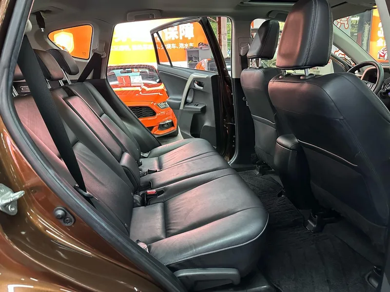 Toyota RAV4 2013 2.0L CVT Four-wheel drive new version interior photo 11 Toyota RAV4 2013 2.0L CVT Four-wheel drive new version interior photo 11