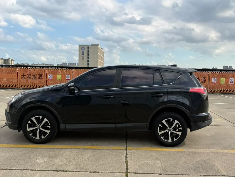 Toyota RAV4 2019 2.0L CVT Version avant-gardiste à deux roues motrices État VI intérieur photo 8 Toyota RAV4 2019 2.0L CVT Version avant-gardiste à deux roues motrices État VI intérieur photo 8