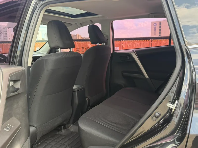 Toyota RAV4 2019 2.0L CVT Version avant-gardiste à deux roues motrices État VI intérieur photo 11 Toyota RAV4 2019 2.0L CVT Version avant-gardiste à deux roues motrices État VI intérieur photo 11