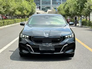 BMW 5 Series 2024 525Li M Ensemble de sport extérieur photo 2