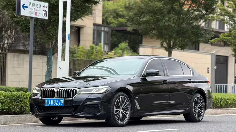 BMW 5 Series 2023 Restyling 530Li Leading Type M Sports suit exterior photo 1 BMW 5 Series 2023 Restyling 530Li Leading Type M Sports suit exterior photo 1