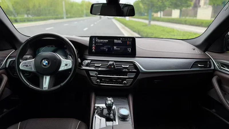 BMW 5 Series 2023 Restyling 530Li Leading Type M Sports suit exterior photo 4 BMW 5 Series 2023 Restyling 530Li Leading Type M Sports suit exterior photo 4