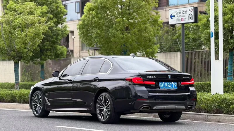 BMW 5 Series 2023 Restyling 530Li Leading Type M Sports suit interior photo 9 BMW 5 Series 2023 Restyling 530Li Leading Type M Sports suit interior photo 9