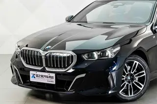 BMW 5 Series 2024 530Li Líder M Conjunto deportivo exterior foto 2 BMW 5 Series 2024 530Li Líder M Conjunto deportivo exterior foto 2