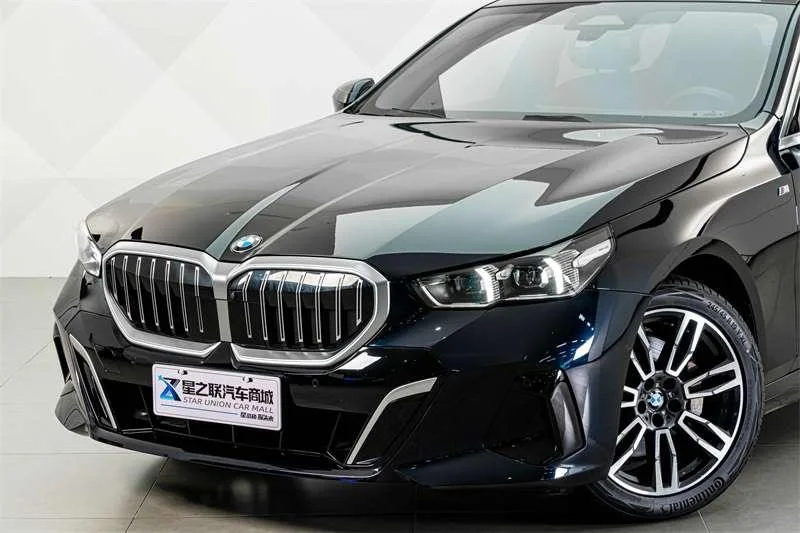 BMW 5 Series 2024 530Li Líder M Conjunto deportivo exterior foto 2 BMW 5 Series 2024 530Li Líder M Conjunto deportivo exterior foto 2