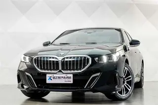 BMW 5 Series 2024 530Li Líder M Conjunto deportivo exterior foto 3 BMW 5 Series 2024 530Li Líder M Conjunto deportivo exterior foto 3