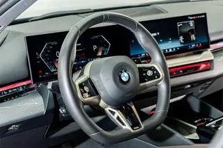 BMW 5 Series 2024 530Li Líder M Conjunto deportivo interior foto 11 BMW 5 Series 2024 530Li Líder M Conjunto deportivo interior foto 11