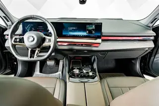 BMW 5 Series 2024 530Li Líder M Conjunto deportivo interior foto 13 BMW 5 Series 2024 530Li Líder M Conjunto deportivo interior foto 13