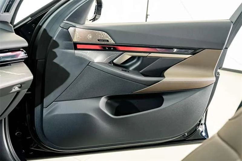 BMW 5 Series 2024 530Li Líder M Conjunto deportivo interior foto 16 BMW 5 Series 2024 530Li Líder M Conjunto deportivo interior foto 16