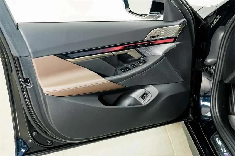 BMW 5 Series 2024 530Li Líder M Conjunto deportivo interior foto 17 BMW 5 Series 2024 530Li Líder M Conjunto deportivo interior foto 17