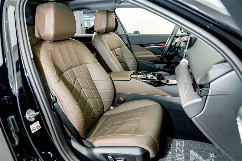 BMW 5 Series 2024 530Li Líder M Conjunto deportivo interior foto 20 BMW 5 Series 2024 530Li Líder M Conjunto deportivo interior foto 20