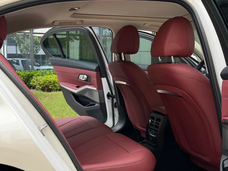 BMW 3 Series 2025 325Li M Conjunto deportivo interior foto 12 BMW 3 Series 2025 325Li M Conjunto deportivo interior foto 12
