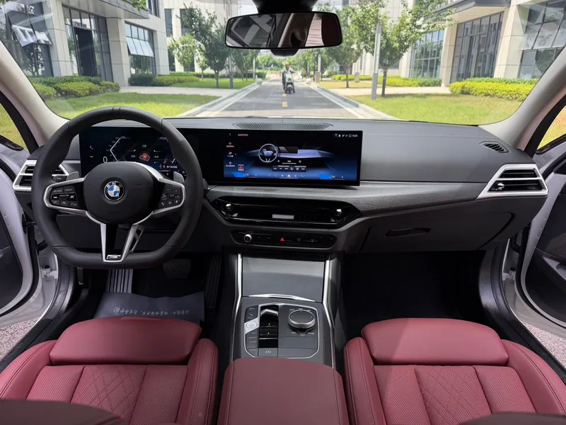 BMW 3 Series 2025 325Li M Conjunto deportivo interior foto 13 BMW 3 Series 2025 325Li M Conjunto deportivo interior foto 13
