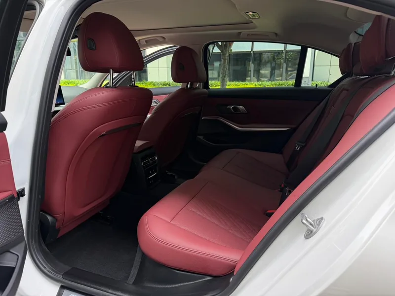 BMW 3 Series 2025 325Li M Conjunto deportivo interior foto 15 BMW 3 Series 2025 325Li M Conjunto deportivo interior foto 15