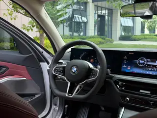 BMW 3 Series 2025 325Li M Conjunto deportivo interior foto 16 BMW 3 Series 2025 325Li M Conjunto deportivo interior foto 16