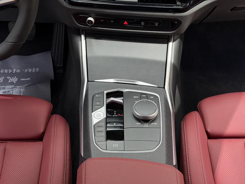BMW 3 Series 2025 325Li M Conjunto deportivo interior foto 18 BMW 3 Series 2025 325Li M Conjunto deportivo interior foto 18