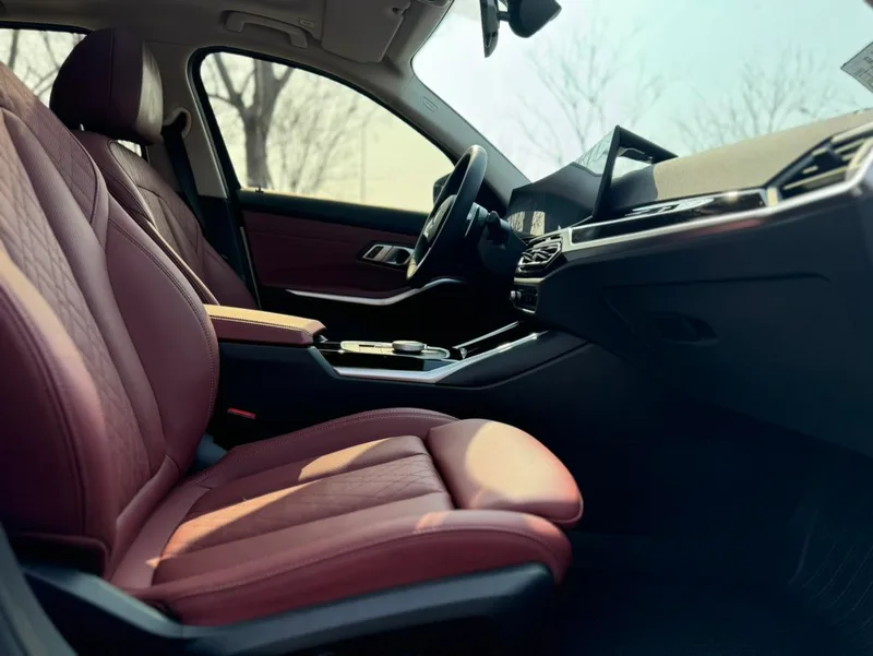 BMW 3 Series 2023 320i M Conjunto deportivo interior foto 16 BMW 3 Series 2023 320i M Conjunto deportivo interior foto 16