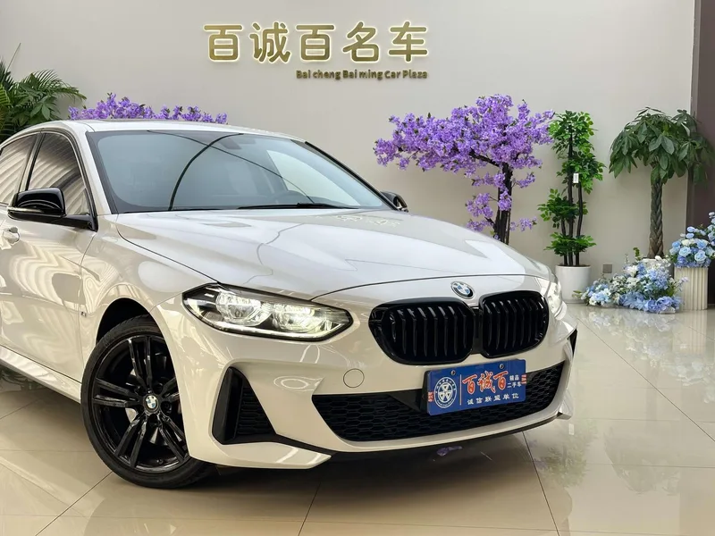 BMW 1 Series 2023 125i M Sports Obsidian Night Edition exterior photo 4