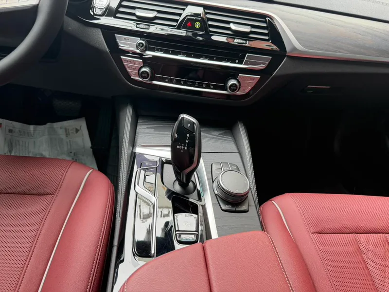 BMW 5 Series 2023 Restyling 530Li Leading Type M Sports suit exterior photo 8 BMW 5 Series 2023 Restyling 530Li Leading Type M Sports suit exterior photo 8