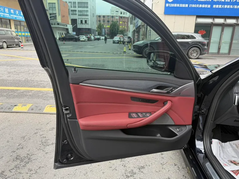 BMW 5 Series 2023 Restyling 530Li Leading Type M Sports suit interior photo 10 BMW 5 Series 2023 Restyling 530Li Leading Type M Sports suit interior photo 10