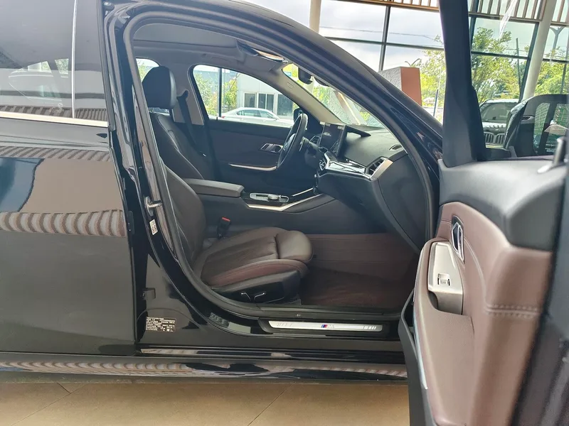 BMW 3 Series 2023 325Li M Sports suit interior photo 13 BMW 3 Series 2023 325Li M Sports suit interior photo 13