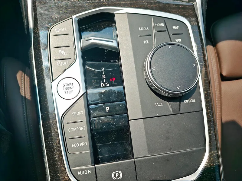 BMW 3 Series 2023 325Li M Sports suit interior photo 14 BMW 3 Series 2023 325Li M Sports suit interior photo 14