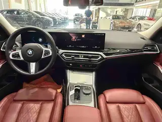BMW 3 Series 2023 325Li M Traje nocturno deportivo Yao interior foto 8 BMW 3 Series 2023 325Li M Traje nocturno deportivo Yao interior foto 8