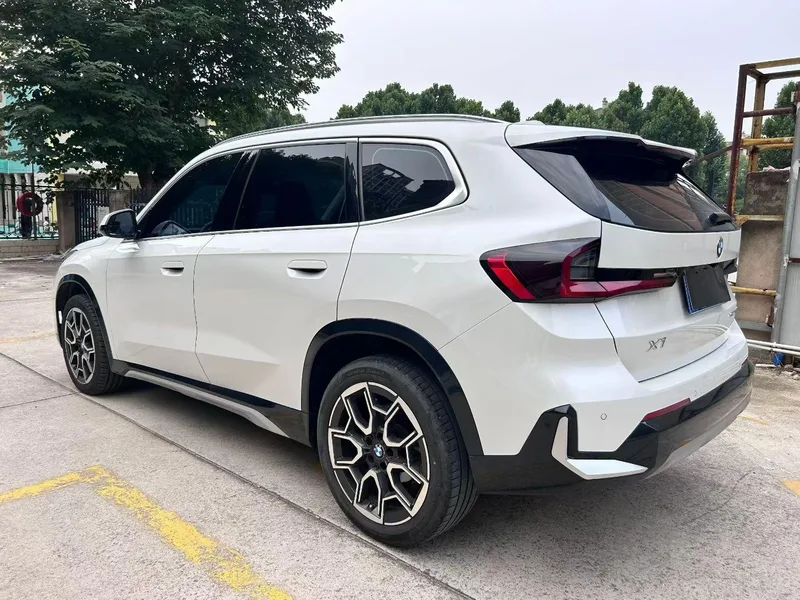 BMW X1 2023 sDrive25Li M Conjunto deportivo interior foto 9