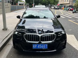 BMW 5 Series 2025 Restyling 525Li M Sports suit exterior photo 2 BMW 5 Series 2025 Restyling 525Li M Sports suit exterior photo 2