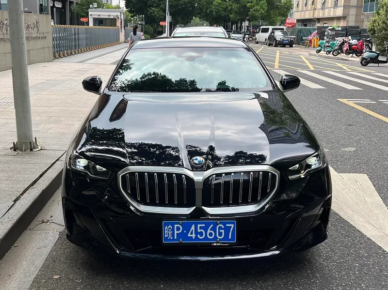 BMW 5 Series 2025 Restyling 525Li M Sports suit exterior photo 2 BMW 5 Series 2025 Restyling 525Li M Sports suit exterior photo 2